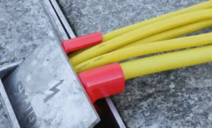 Rote Kabelaustrittsklappe namens C-Safe mit gelben PROFLEXX-Kabeln